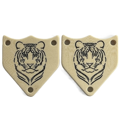 ปุ่มพลาสติกแฟนซีรูปห้าเหลี่ยม 3 รูที่ไม่สม่ำเสมอสลักโลโก้ Tiger In